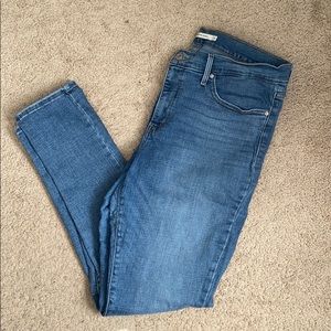 Levi’s 311 Shaping Skinny Jeans 👖